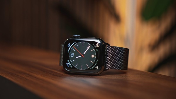 Màu than chì của Apple Watch Series 8 là một màu huyền bí và cực tôn da phù hợp với những người có phong cách tính tế, lịch lãm  